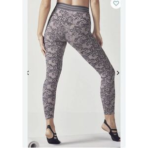 Fabletics Seamless Floral Jacquard 7/8 Leggings Size XL NWT